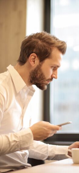 obraz mężczyzny wysyłającego wiadomość